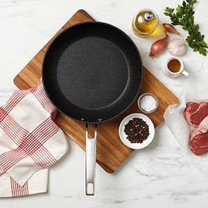 Learn how to make steak with peppercorn sauce and more in Wolstead Titan cookware.