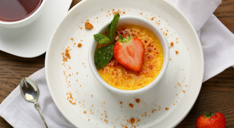 Creme brulee cheesecake recipe with strawberry