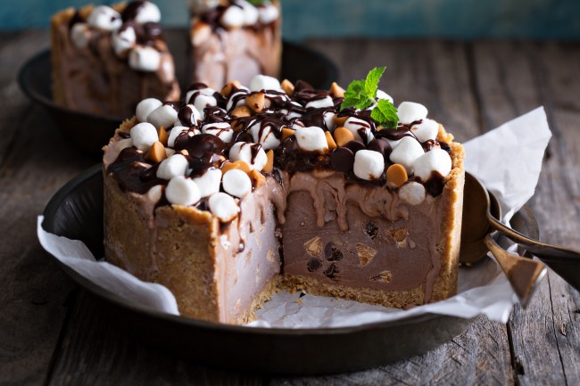 This rocky road ice cream engulfed in a crusty cake layer is topped with yummy marshmallows and chocolate chips. Perfect for any occasion, this ice cream cake is surely a showstopper. 