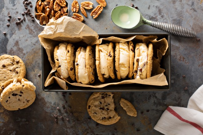 Of all sandwiches, this cookies 'n' cream and cookies combo has got to be the sweetest!